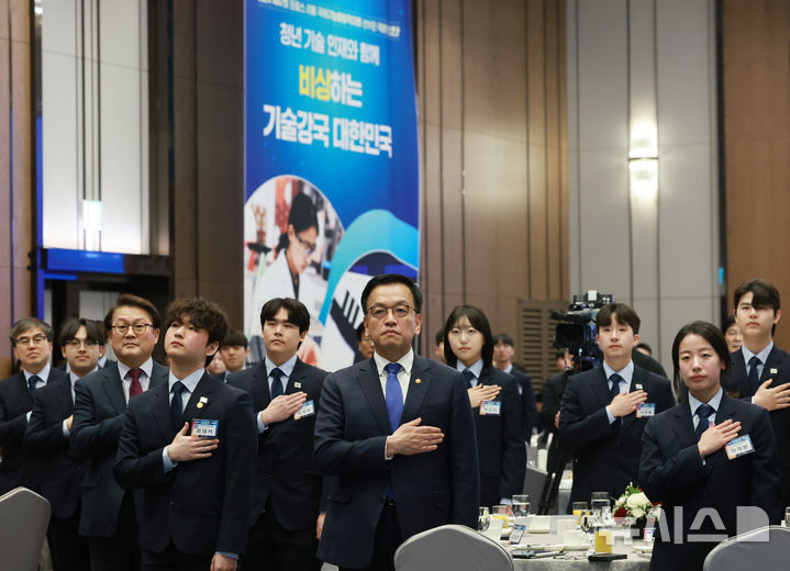 [서울=뉴시스] 조수정 기자 = 최상목 대통령 권한대행 부총리 겸 기획재정부 장관이 13일 서울 송파구 잠실 롯데호텔 월드에서 열린 '국제기능올림픽 선수단 격려 오찬'에서 국기에 경례하고 있다. (대통령실통신사진기자단) 2025.02.13. chocrystal@newsis.com