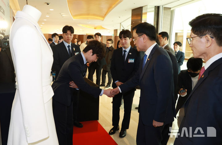 [서울=뉴시스] 조수정 기자 = 최상목 대통령 권한대행 부총리 겸 기획재정부 장관이 13일 서울 송파구 잠실 롯데호텔 월드에서 열린 '국제기능올림픽 선수단 격려 오찬'에 참석하며 기능올림픽 출전 선수들을 격려하고 있다. (대통령실통신사진기자단) 2025.02.13. chocrystal@newsis.com
