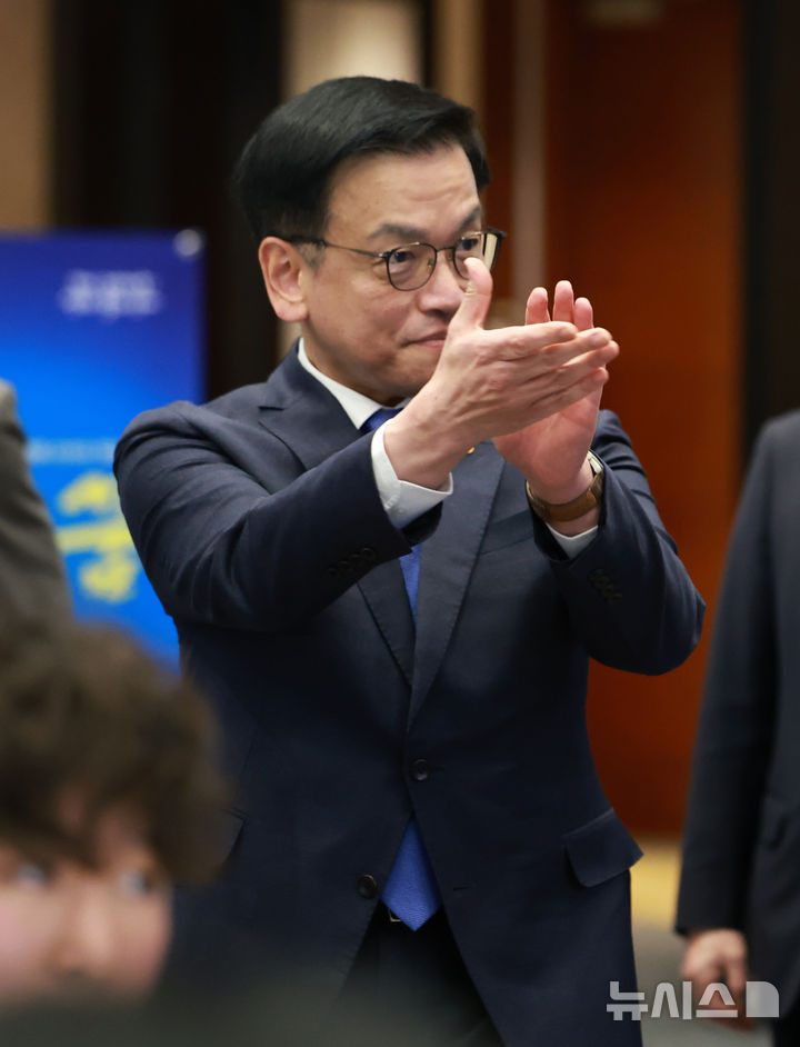 [서울=뉴시스] 조수정 기자 = 최상목 대통령 권한대행 부총리 겸 기획재정부 장관이 13일 서울 송파구 잠실 롯데호텔 월드에서 열린 '국제기능올림픽 선수단 격려 오찬'에 입장하며 선수단에 격려 박수를 보내고 있다. (대통령실통신사진기자단) 2025.02.13. chocrystal@newsis.com