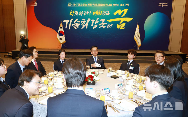 [서울=뉴시스] 조수정 기자 = 최상목 대통령 권한대행 부총리 겸 기획재정부 장관이 13일 서울 송파구 잠실 롯데호텔 월드에서 '국제기능올림픽 선수단 격려 오찬'을 하고 있다. (대통령실통신사진기자단) 2025.02.13. chocrystal@newsis.com