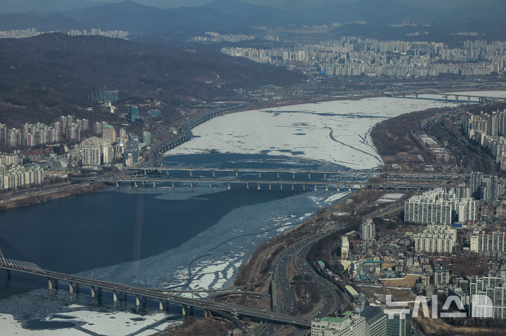 [서울=뉴시스] 정병혁 기자 = 추운 날씨가 이어진 13일 서울 송파구 롯데월드타워 전망대 서울스카이에서 바라본 한강이 얼어있다. 2025.02.13. jhope@newsis.com