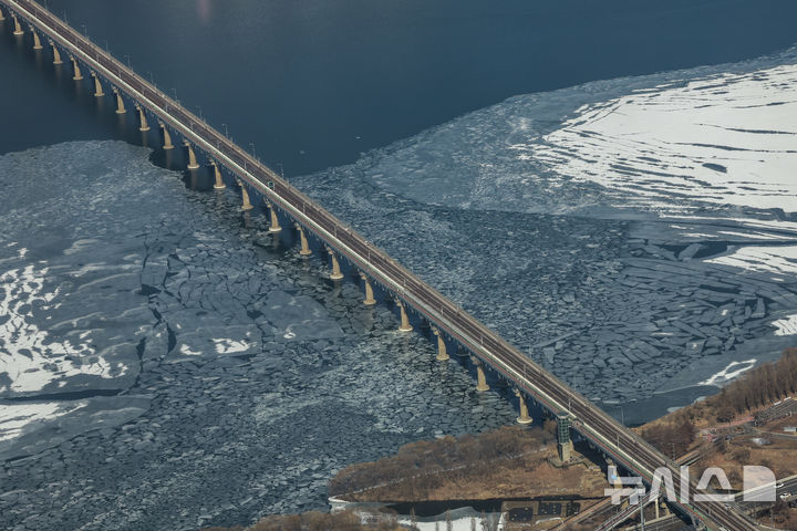 [서울=뉴시스] 정병혁 기자 = 추운 날씨가 이어진 13일 서울 송파구 롯데월드타워 전망대 서울스카이에서 바라본 한강이 얼어있다. 2025.02.13. jhope@newsis.com