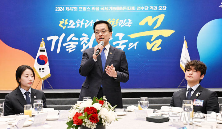 [서울=뉴시스] 조수정 기자 = 최상목 대통령 권한대행 부총리 겸 기획재정부 장관이 13일 서울 송파구 잠실 롯데호텔 월드에서 열린 '국제기능올림픽 선수단 격려 오찬'에 참석해 격려사를 하고 있다. (사진=기획재정부 제공) 2025.02.13. chocrystal@newsis.com