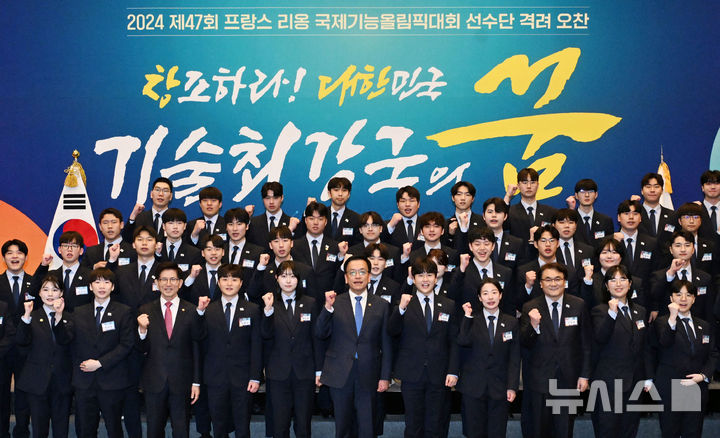 [서울=뉴시스] 조수정 기자 = 최상목 대통령 권한대행 부총리 겸 기획재정부 장관이 13일 서울 송파구 잠실 롯데호텔 월드에서 열린 '국제기능올림픽 선수단 격려 오찬'에 참석해 선수들과 기념촬영 하고 있다. (대통령실통신사진기자단) 2025.02.13. chocrystal@newsis.com