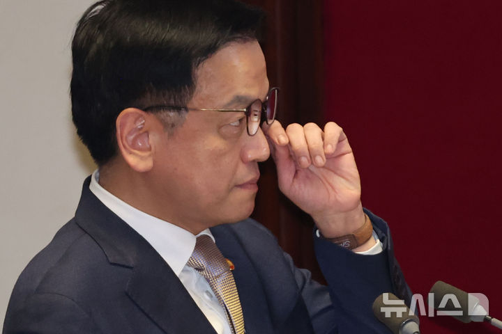 [서울=뉴시스] 권창회 기자 = 최상목 대통령 권한대행 겸 기획재정부 장관이 13일 오후 서울 여의도 국회에서 열린 제422회 국회(임시회) 제5차 본회의 경제 분야 대정부 질문에서 안경을 고쳐쓰고 있다. 2025.02.13. kch0523@newsis.com