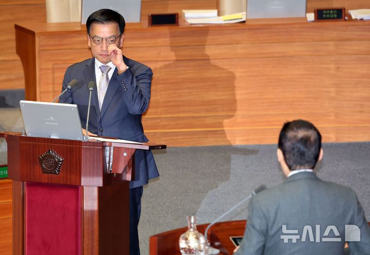 [서울=뉴시스] 조성우 기자 = 최상목 대통령 권한대행 부총리 겸 기획재정부 장관이 13일 오후 서울 여의도 국회에서 열린 제422회 국회(임시회) 제5차 본회의 경제 분야 대정부질문에서 박지원 더불어민주당 의원 질의를 듣으며 안경을 고쳐 쓰고 있다. 2025.02.13. xconfind@newsis.com