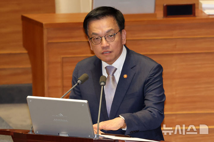 [서울=뉴시스] 조성우 기자 = 최상목 대통령 권한대행 부총리 겸 기획재정부 장관이 13일 오후 서울 여의도 국회에서 열린 제422회 국회(임시회) 제5차 본회의 경제 분야 대정부질문에서 박지원 더불어민주당 의원 질의에 답변하고 있다. 2025.02.13. xconfind@newsis.com