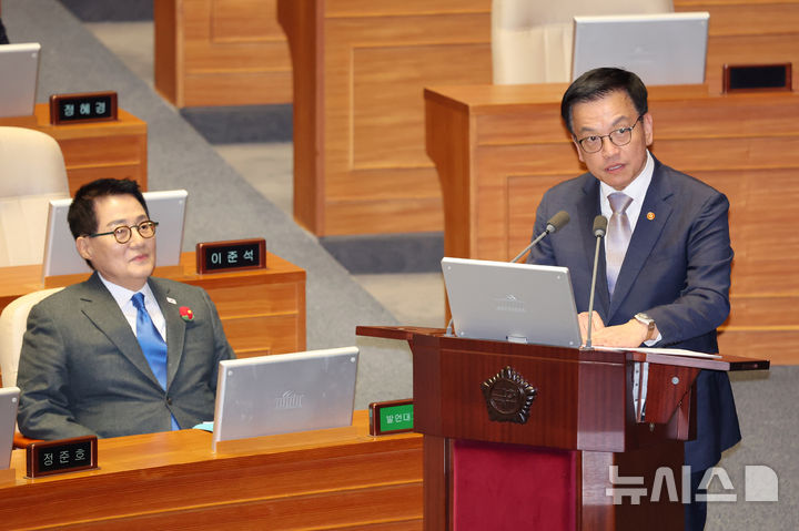 [서울=뉴시스] 조성우 기자 = 최상목(오른쪽) 대통령 권한대행 부총리 겸 기획재정부 장관이 13일 오후 서울 여의도 국회에서 열린 제422회 국회(임시회) 제5차 본회의 경제 분야 대정부질문에서 고동진 국민의힘 의원 질의에 답변하고 있다. 왼쪽은 발언대기석에 앉아 있는 박지원 더불어민주당 의원. 2025.02.13. xconfind@newsis.com