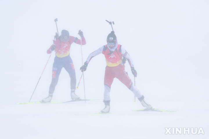 [야부리=신화/뉴시스] 고은정(오른쪽)이 13일(현지 시간) 중국 헤이룽장성 야부리 스키리조트에서 열린 2025 하얼빈 동계아시안게임 바이애슬론 여자 4x6㎞ 계주 경기를 펼치고 있다. 고은정, 예카테리나 아바쿠모바, 정주미, 아베 마리야가 출전한 한국은 1시간29분27초3의 기록으로 은메달을 목에 걸었다. 2025.02.13.