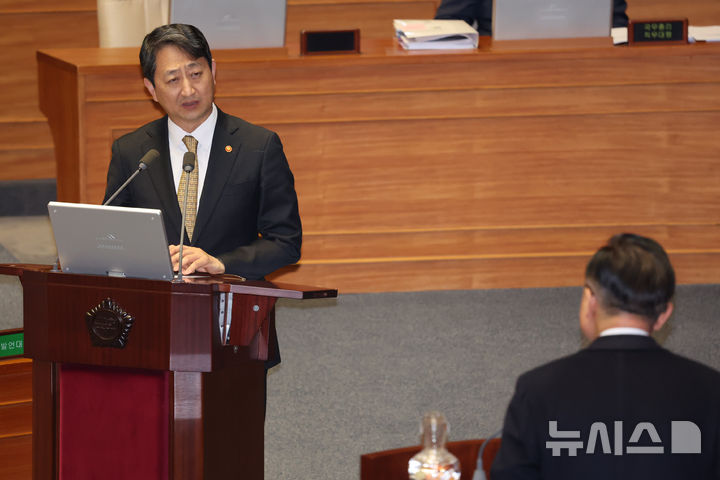 [서울=뉴시스] 조성우 기자 = 안덕근 산업통상자원부 장관이 13일 오후 서울 여의도 국회에서 열린 제422회 국회(임시회) 제5차 본회의 경제 분야 대정부질문에서 고동진 국민의힘 의원 질의에 답변하고 있다. 2025.02.13. xconfind@newsis.com