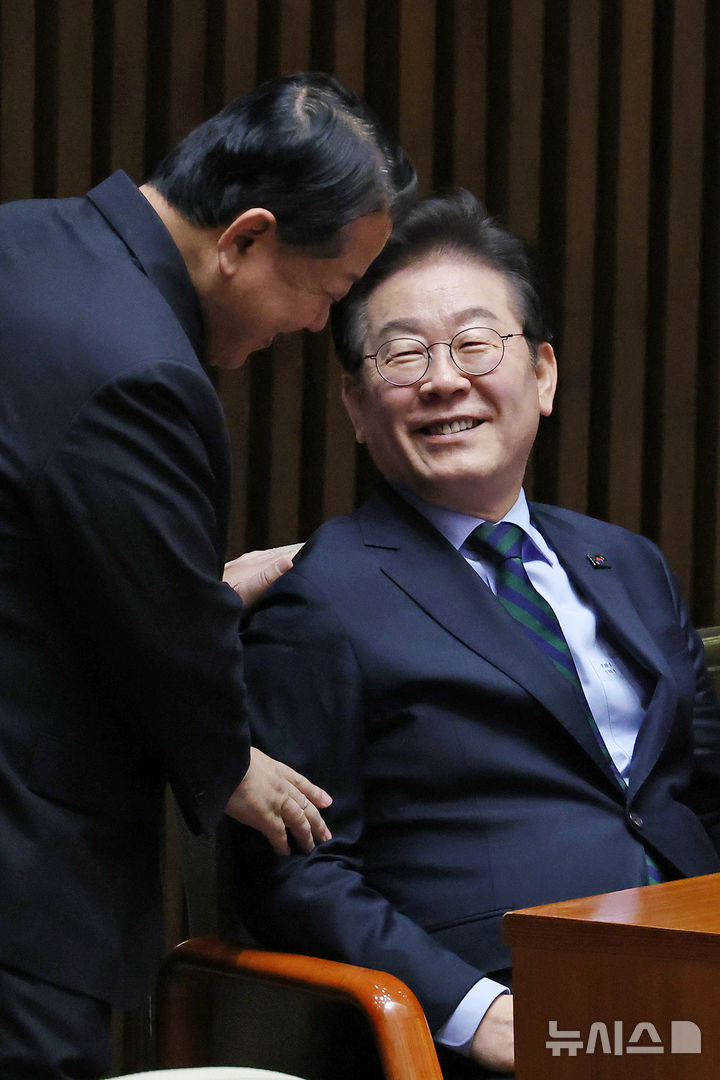 [서울=뉴시스] 조성우 기자 = 김병주 더불어민주당 의원이 13일 오후 서울 여의도 국회에서 열린 제422회 국회(임시회) 제5차 본회의 경제 분야 대정부질문에서 이재명 대표에게 인사하고 있다. 2025.02.13. xconfind@newsis.com