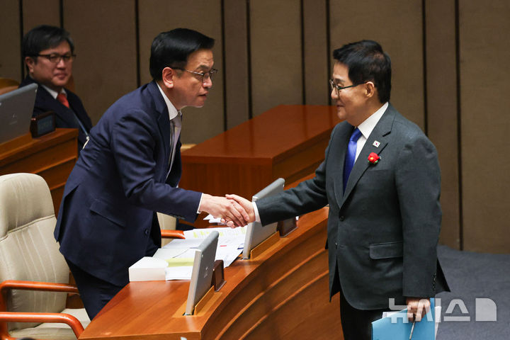 [서울=뉴시스] 권창회 기자 = 박지원 더불어민주당 의원이 13일 오후 서울 여의도 국회에서 열린 제422회 국회(임시회) 제5차 본회의 경제 분야 대정부 질문에서 질문을 마치고 최상목 대통령 권한대행 겸 기획재정부 장관와 악수하고 있다. 2025.02.13. kch0523@newsis.com