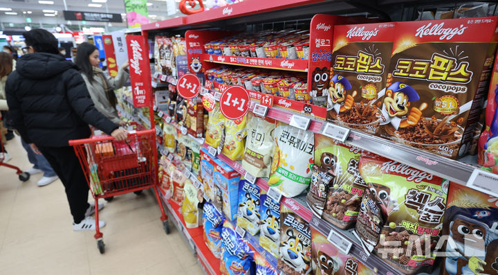 [서울=뉴시스] 김금보 기자 = 13일 서울시내 한 대형마트에 시리얼 상품이 진열돼 있다. 식품업체들이 상품 판매 가격을 인상하면서 가공식품 물가가 큰 폭으로 상승했다. 13일 통계청에 따르면 지난 1월 가공식품 물가지수는 122.03(2020년=100)으로 작년 같은달보다 2.7% 올랐다. 품목별로 보면 오징어채(22.9%, 맛김(22.1%), 김치(17.5%), 시리얼(14.7%), 유산균(13.0%), 초콜릿(11.2%) 등이 크게 올랐다. 2025.02.13. kgb@newsis.com