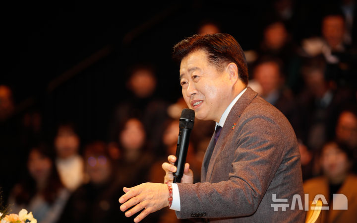 [제주=뉴시스] 우장호 기자 = 오영훈 제주지사가 13일 오후 제주시 비인(BeIN;) 공연장에서 '민생안정·경제활력·미래제주를 향한 힘찬 도약'을 주제로 열린 '2025년 연두방문' 행사에서 도민들과 대화하고 있다. 2025.02.13. woo1223@newsis.com