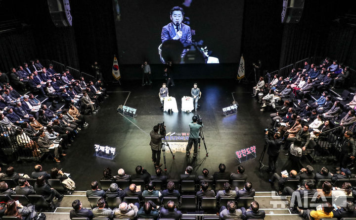 [제주=뉴시스] 우장호 기자 = 오영훈 제주지사가 13일 오후 제주시 비인(BeIN;) 공연장에서 '민생안정·경제활력·미래제주를 향한 힘찬 도약'을 주제로 열린 '2025년 연두방문' 행사에서 도민들과 대화하고 있다. 2025.02.13. woo1223@newsis.com