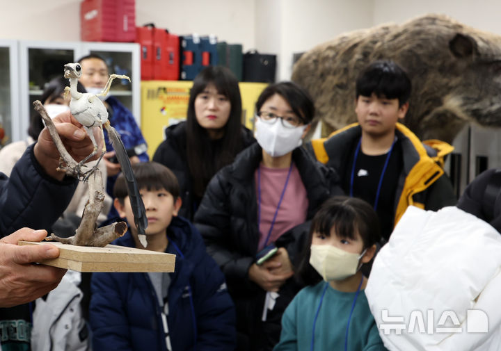 [인천=뉴시스] 전진환 기자 = 인천 서구 국립생물자원관에서 2025 겨울방학 '미래 생물학자를 위한 자원관 견학 행사에서 어린이들이 전시물 제작 과정에 대한 설명을 듣고 있다.&nbsp; 2025.02.13. amin2@newsis.com **사진은 기사 내용과 무관합니다. 
