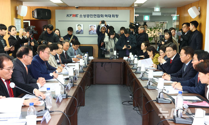 [서울=뉴시스] 황준선 기자 = 송치영 소상공인연합회 회장이 지난 13일 오후 서울 여의도 소상공인연합회에서 열린 국민의힘 경제활력민생특위-소상공인연합회 간담회에서 발언하고 있다. 2025.02.13. hwang@newsis.com