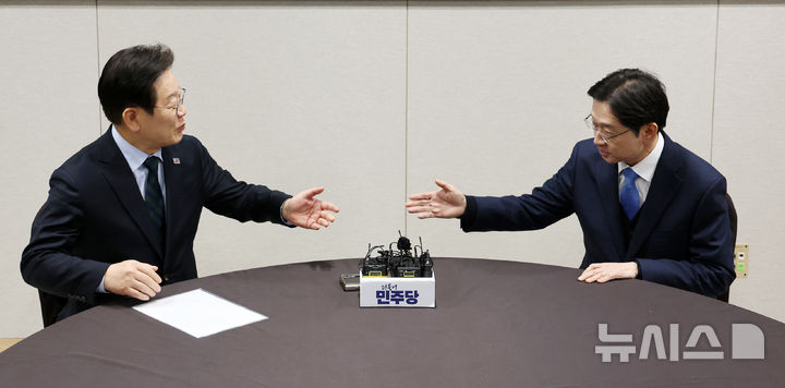 [서울=뉴시스] 권창회 기자 = 이재명 더불어민주당 대표와 김경수 전 경남지사가 13일 서울 여의도 국회에서 회동에 앞서 모두발언을 먼저 하라고 손짓하고 있다. 2025.02.13. kch0523@newsis.com