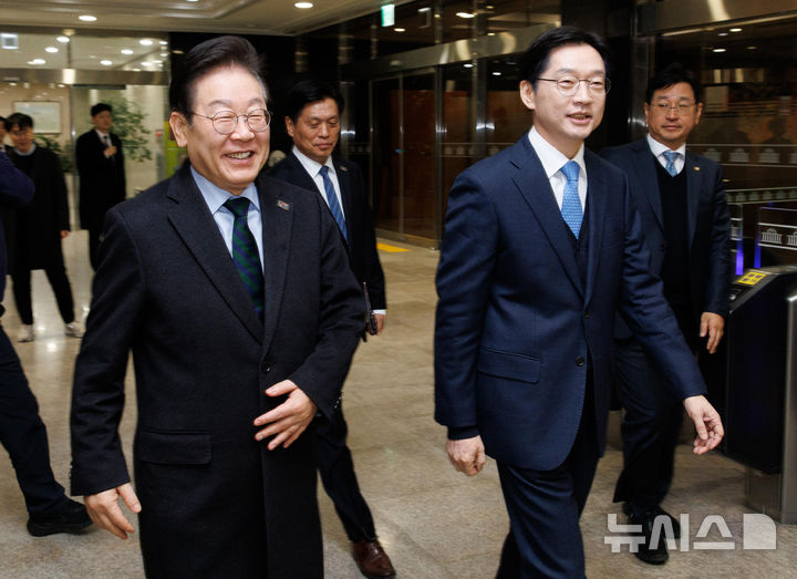 [서울=뉴시스] 권창회 기자 = 이재명 더불어민주당 대표와 김경수 전 경남지사가 13일 서울 여의도 국회에서 만나 회동 장소로 향하고 있다. (공동취재) 2025.02.13. photo@newsis.com