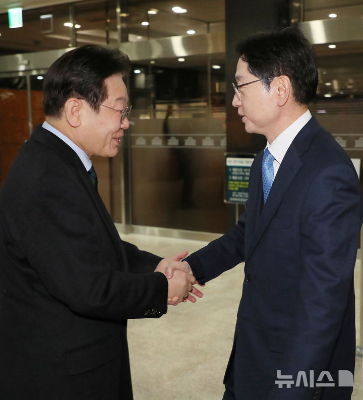 [서울=뉴시스] 권창회 기자 = 이재명 더불어민주당 대표와 김경수 전 경남지사가 13일 서울 여의도 국회에서 만나 악수하고 있다. (공동취재) 2025.02.13. photo@newsis.com