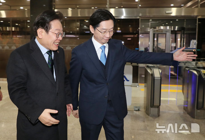 [서울=뉴시스] 권창회 기자 = 이재명 더불어민주당 대표와 김경수 전 경남지사가 13일 서울 여의도 국회에서 만나 회동 장소로 향하고 있다. (공동취재) 2025.02.13. photo@newsis.com