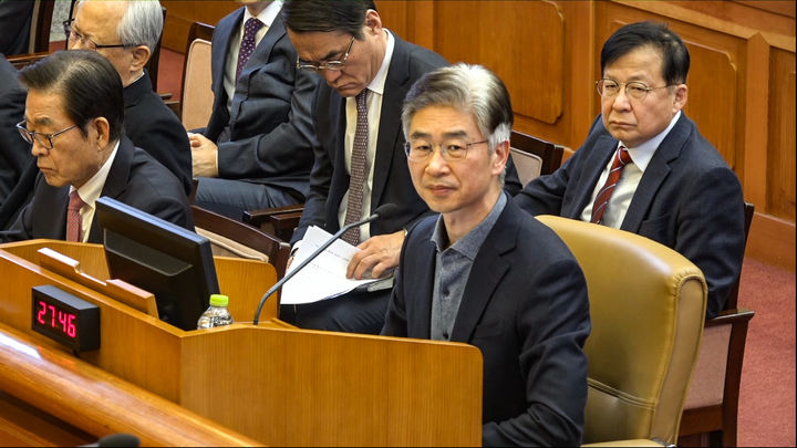 [서울=뉴시스] 김근수 기자 = 김봉식 전 서울경찰청장이 지난 2월13일 서울 종로구 헌법재판소에서 열린 윤석열 대통령 탄핵 심판 8차 변론에 증인으로 출석해 답변하고 있다. (사진= 헌법재판소 제공) 2025.02.13. photo@newsis.com *재판매 및 DB 금지