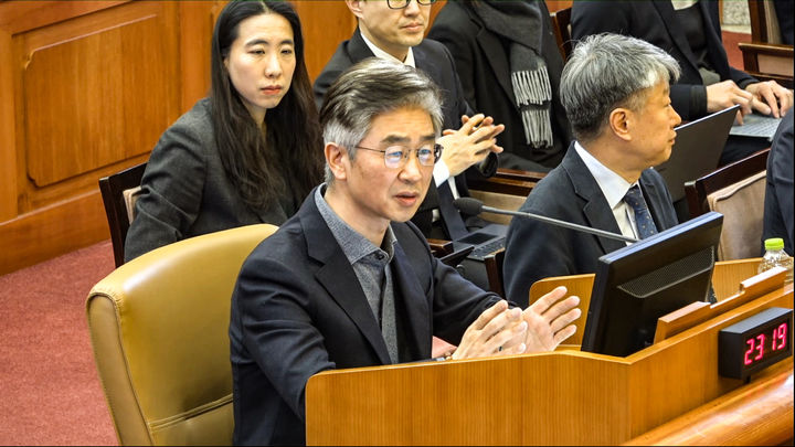 [서울=뉴시스] 김근수 기자 = ﻿﻿12·3 비상계엄에 가담한 혐의로 1심에서 징역형을 선고받은 김봉식 전 서울경찰청장(치안정감)과 목현태 전 국회경비대장(총경)에 '파면' 중징계가 내려졌다. 사진은 김 전 청장이 지난해 2월 13일 서울 종로구 헌법재판소에서 열린 윤석열 대통령 탄핵 심판 8차 변론에 증인으로 출석해 답변하고 있는 모습. (사진= 헌법재판소 제공) 2025.02.13. photo@newsis.com *재판매 및 DB 금지