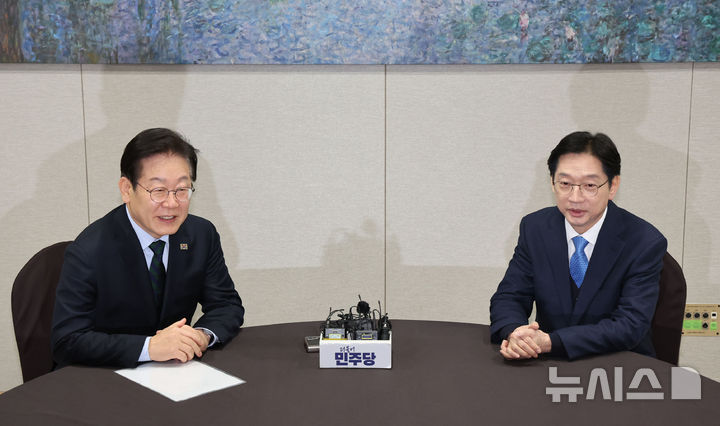 [서울=뉴시스] 권창회 기자 = 이재명 더불어민주당 대표가 13일 서울 여의도 국회에서 김경수 전 경남지사와 회동하고 있다. 2025.02.13. kch0523@newsis.com