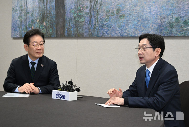 [서울=뉴시스] 권창회 기자 = 김경수 전 경남지사가 13일 서울 여의도 국회에서 이재명 더불어민주당 대표와 회동하며 발언하고 있다.(공동취재) 2025.02.13. photo@newsis.com