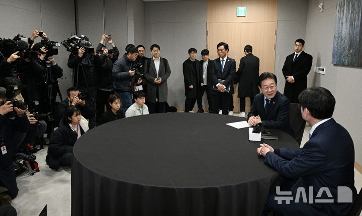 [서울=뉴시스] 권창회 기자 = 이재명 더불어민주당 대표가 13일 서울 여의도 국회에서 김경수 전 경남지사와 회동하며 발언하고 있다.(공동취재) 2025.02.13. photo@newsis.com