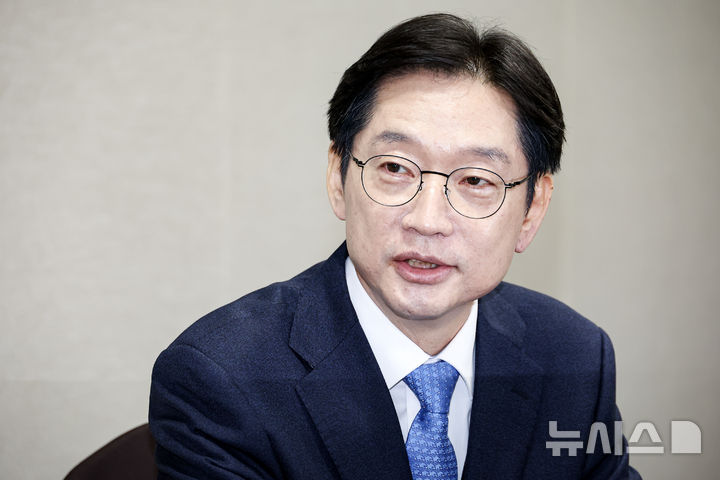 [서울=뉴시스] 권창회 기자 = 김경수 전 경남지사가 13일 서울 여의도 국회에서 이재명 더불어민주당 대표와 회동하며 발언하고 있다.(공동취재) 2025.02.13. photo@newsis.com