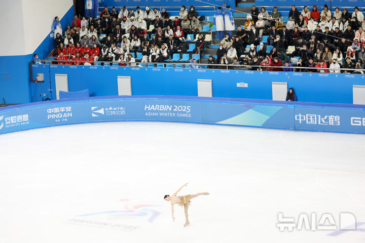[하얼빈(중국)=뉴시스] 김선웅 기자 = 13일(현지 시간) 중국 하얼빈 헤이룽장 빙상훈련센터에서 열린 2025 하얼빈 동계 아시안게임 피겨스케이팅 여자 싱글 프리에 출전한 김채연이 연기를 선보이고 있다. 2025.02.13. mangusta@newsis.com