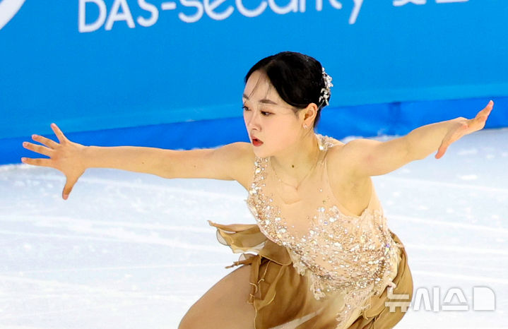 [하얼빈(중국)=뉴시스] 김선웅 기자 = 13일(현지 시간) 중국 하얼빈 헤이룽장 빙상훈련센터에서 열린 2025 하얼빈 동계 아시안게임 피겨스케이팅 여자 싱글 프리에 출전한 김채연이 연기를 선보이고 있다. 2025.02.13. mangusta@newsis.com