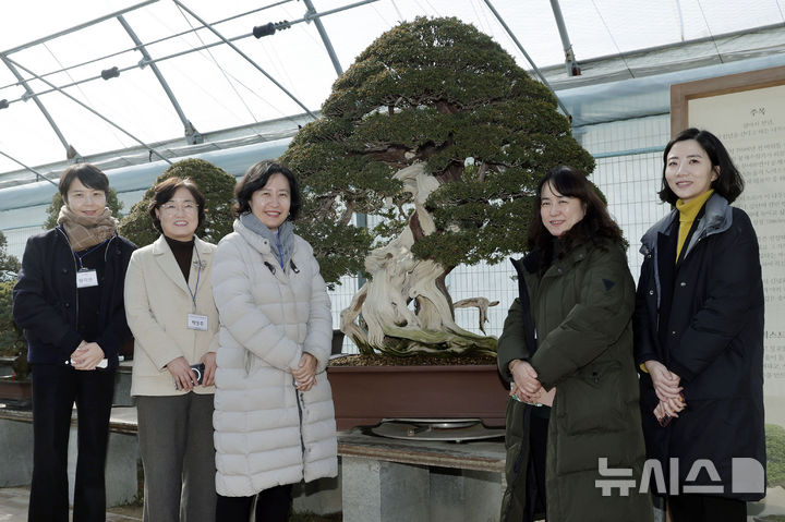 [용인=뉴시스] 최동준 기자 = 뉴시스 '여성 CEO 리더십 아카데미'에 참여하는 여성 리더들이 13일 경기 용인시 삼성 분재원을 방문해 기념촬영을 하고 있다. 2025.02.13. photocdj@newsis.com