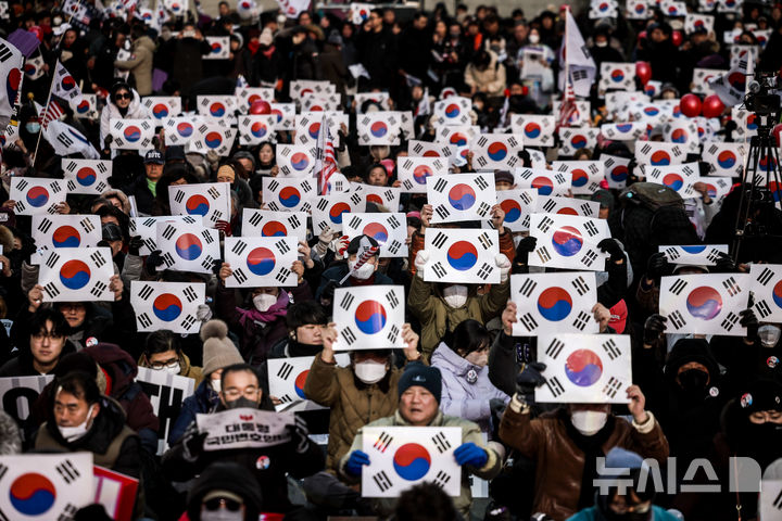 [서울=뉴시스] 정병혁 기자 = 13일 서울 중구 청계광장에서 열린 윤석열 대통령 국민변호인단 출범식에서 참가자들이 구호를 외치고 있다. 2025.02.13. jhope@newsis.com