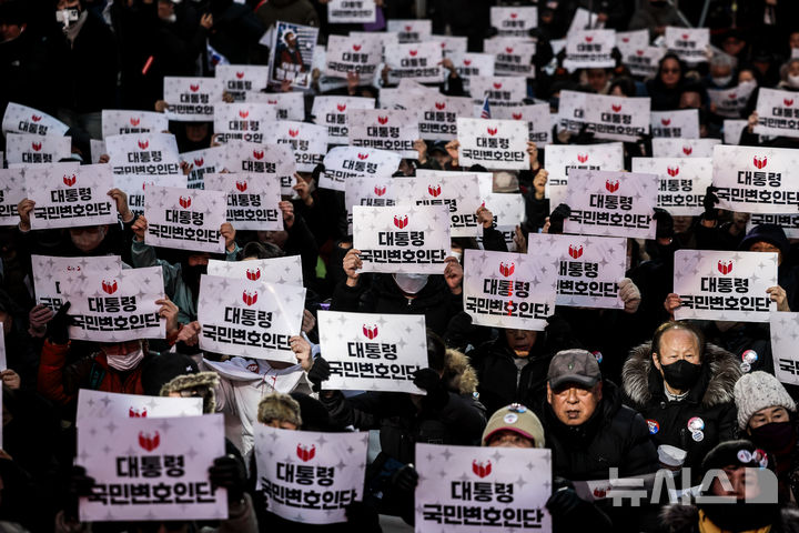 [서울=뉴시스] 정병혁 기자 = 13일 서울 중구 청계광장에서 열린 윤석열 대통령 국민변호인단 출범식에서 참가자들이 구호를 외치고 있다. 2025.02.13. jhope@newsis.com