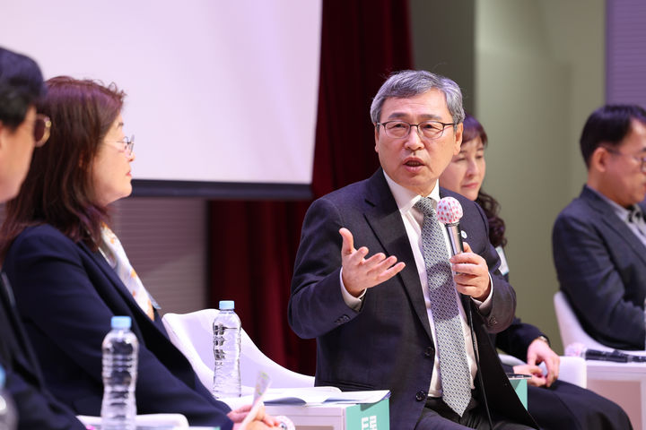 [서울=뉴시스] 김근수 기자 = 정근식 서울시교육감이 지난 2월 13일 오후 서울 관악구 서울시교육청융합과학교육원에서 열린 '제1차 수학과학융합교육(K-STEM) 정책포럼'에 참석해 인사말을 하는 모습. (사진= 서울시교육청 제공) 2025.02.13. photo@newsis.com *재판매 및 DB 금지