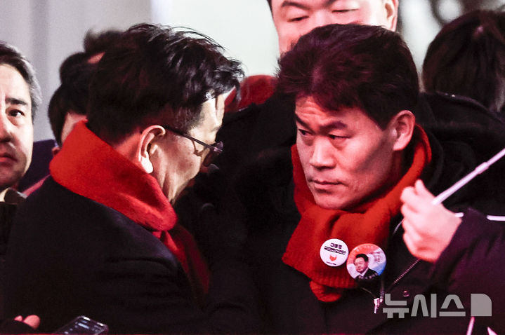 [서울=뉴시스] 정병혁 기자 = 윤석열 대통령 국민변호인단 단장인 석동현 변호사와 전한길 한국사 강사가 13일 서울 중구 청계광장에서 열린 윤석열 대통령 국민변호인단 출범식에서 대화를 나누고 있다. 2025.02.13. jhope@newsis.com