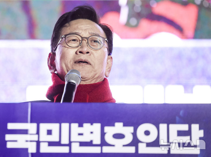 [서울=뉴시스] 정병혁 기자 = 윤석열 대통령 국민변호인단 단장인 석동현 변호사가 13일 서울 중구 청계광장에서 열린 윤석열 대통령 국민변호인단 출범식에서 인사말을 하고 있다. 2025.02.13. jhope@newsis.com