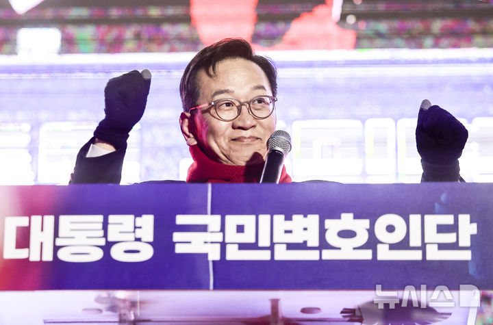 [서울=뉴시스] 정병혁 기자 = 윤석열 대통령 국민변호인단 단장인 석동현 변호사가 13일 서울 중구 청계광장에서 열린 윤석열 대통령 국민변호인단 출범식에서 인사말을 하고 있다. 2025.02.13. jhope@newsis.com