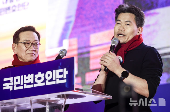 [서울=뉴시스] 정병혁 기자 = 윤석열 대통령 국민변호인단 단장인 석동현 변호사와 전한길 한국사 강사가 13일 서울 중구 청계광장에서 열린 윤석열 대통령 국민변호인단 출범식에서 참가자들에게 인사를 하고 있다. 2025.02.13. jhope@newsis.com