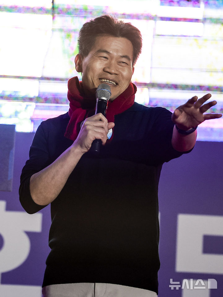 [서울=뉴시스] 정병혁 기자 = 윤석열 대통령 국민변호인단 단장인 석동현 변호사와 전한길 한국사 강사가 13일 서울 중구 청계광장에서 열린 윤석열 대통령 국민변호인단 출범식에서 참가자들에게 인사를 하고 있다. 2025.02.13. jhope@newsis.com