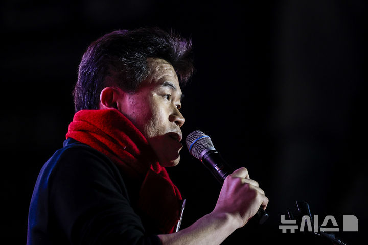 [서울=뉴시스] 정병혁 기자 = 전한길 한국사 강사가 13일 서울 중구 청계광장에서 열린 윤석열 대통령 국민변호인단 출범식에서 연설을 하고 있다. 2025.02.13. jhope@newsis.com