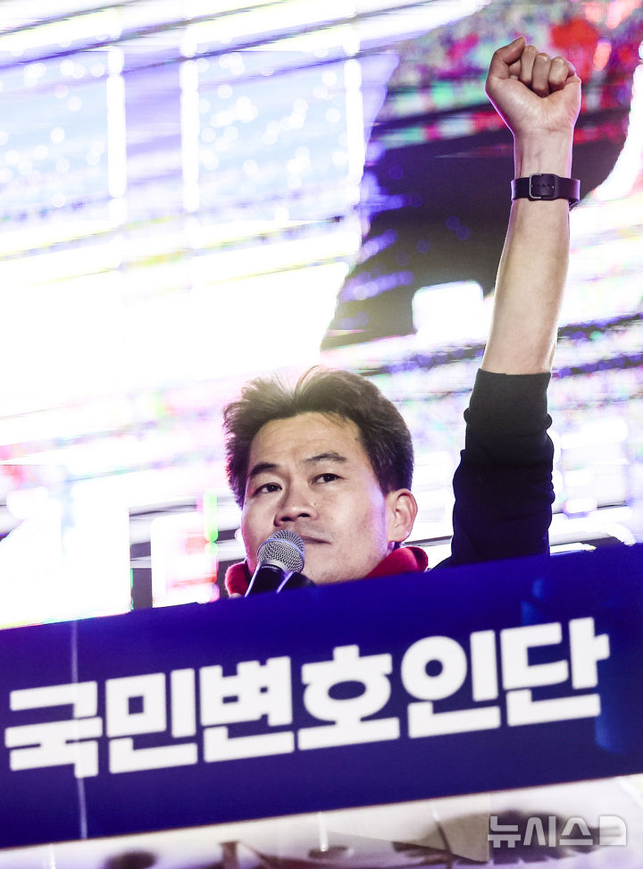 [서울=뉴시스] 정병혁 기자 = 전한길 한국사 강사가 13일 서울 중구 청계광장에서 열린 윤석열 대통령 국민변호인단 출범식에서 연설을 하고 있다. 2025.02.13. jhope@newsis.com