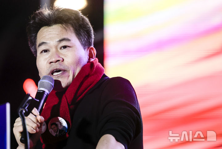 [서울=뉴시스] 정병혁 기자 = 전한길 한국사 강사가 13일 서울 중구 청계광장에서 열린 윤석열 대통령 국민변호인단 출범식에서 연설을 하고 있다. 2025.02.13. jhope@newsis.com