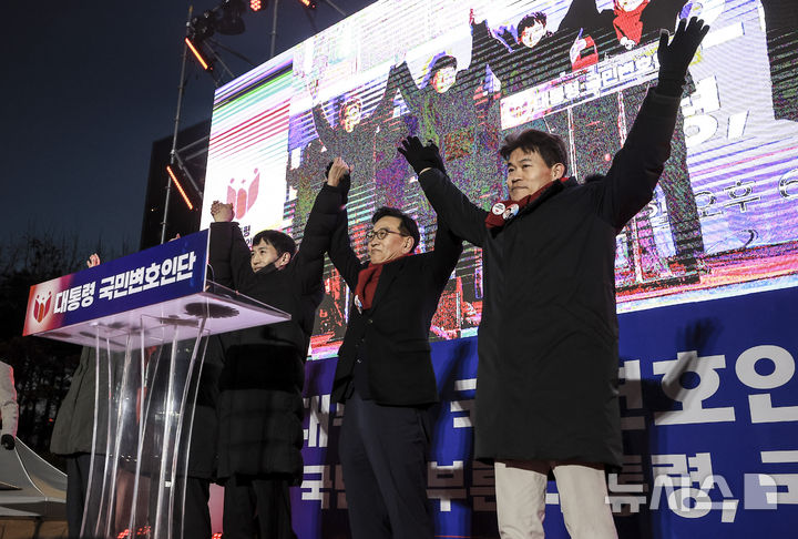 [서울=뉴시스] 정병혁 기자 = 윤석열 대통령 국민변호인단 단장인 석동현 변호사와 전한길 한국사 강사 등 참석자들이 13일 서울 중구 청계광장에서 열린 윤석열 대통령 국민변호인단 출범식에서 인사를 하고 있다. 2025.02.13. jhope@newsis.com