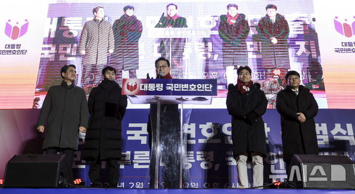 [서울=뉴시스] 정병혁 기자 = 윤석열 대통령 국민변호인단 단장인 석동현 변호사가 13일 서울 중구 청계광장에서 열린 윤석열 대통령 국민변호인단 출범식에서 참가자들에게 인사말을 하고 있다. 2025.02.13. jhope@newsis.com