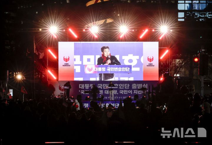 [서울=뉴시스] 정병혁 기자 = 전한길 한국사 강사가 13일 서울 중구 청계광장에서 열린 윤석열 대통령 국민변호인단 출범식에서 연설을 하고 있다. 2025.02.13. jhope@newsis.com