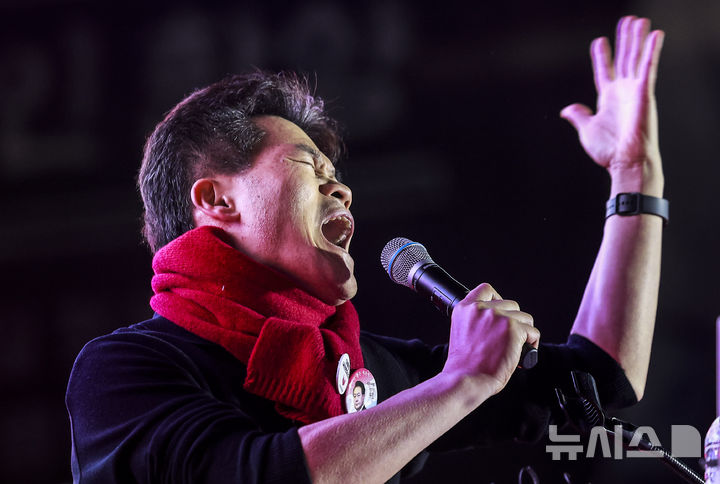 [서울=뉴시스] 정병혁 기자 = 전한길 한국사 강사가 13일 서울 중구 청계광장에서 열린 윤석열 대통령 국민변호인단 출범식에서 연설을 하고 있다. 2025.02.13. jhope@newsis.com