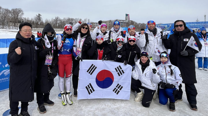 [서울=뉴시스] 김근수 기자 = 장미란 문화체육관광부 제2차관이 13일(현지 시간) 2025 하얼빈 동계아시안게임 하프파이프 경기가 열리고 있는 중국 야불리 스키 리조트를 방문해 금메달을 획득한 김건희 선수와 동메달을 획득한 이지오 선수를 비롯한 선수단과 함께 기념촬영을 하고 있다. (사진= 문화체육관광부 제공) 2025.02.13. photo@newsis.com *재판매 및 DB 금지